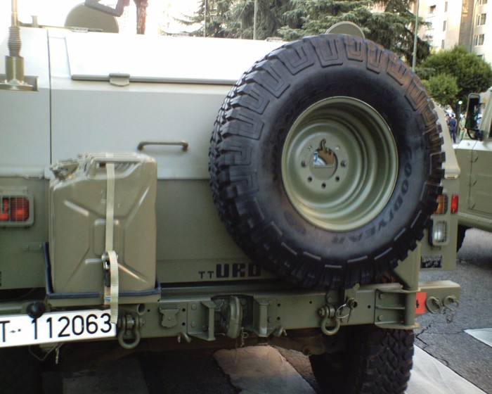 Các xe bọc thép VAMTAC gắn tên lửa TOW,Mistral và LAG-40